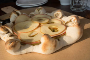 りんごとスイートポテトのデザートピッツァ